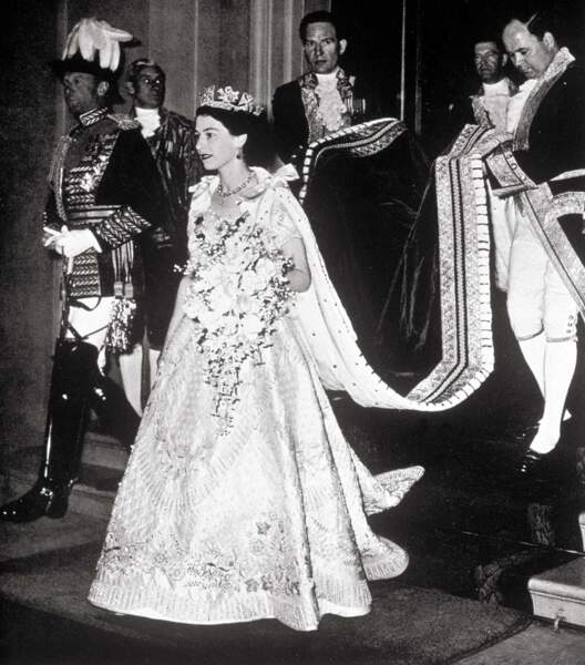 La princesse Elizabeth devient la reine Elizabeth II d'Angleterre. La cérémonie du couronnement...