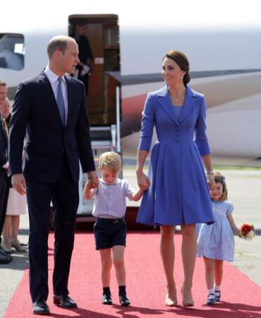 Où là, Princesse Charlotte et Kate Middleton habillées de robes bleues assorties en Allemagne. 