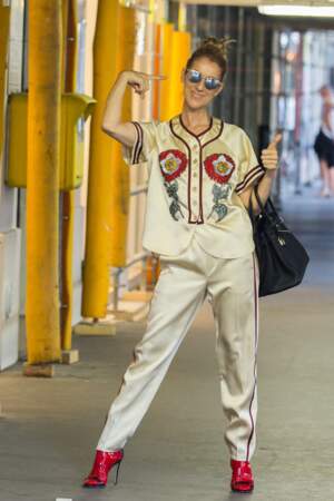Céline Dion affiche un nouveau style avec des pièces inédites comme cet ensemble beige à motifs rouges 