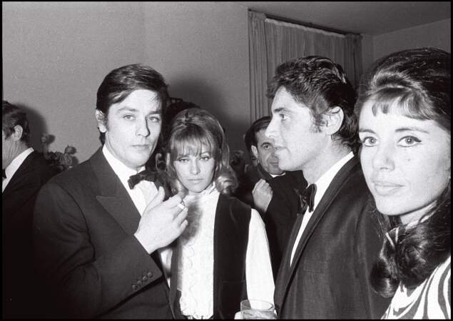 Alain Delon, sa femme Nathalie et Sacha Distel lors de la 22ème Nuit du cinéma au théâtre Marigny en 1967.