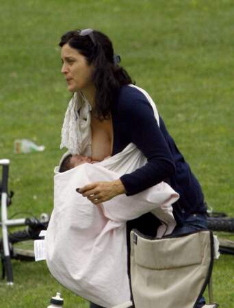 L'actrice Carrie Anne Moss en train d'allaiter sa fille Frances en juin 2009 à Los Angeles