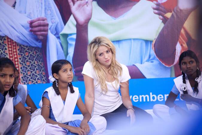 ...la chanteuse Shakira lors d'une mission au Rajasthan en Inde pour l'éducation des jeunes filles...