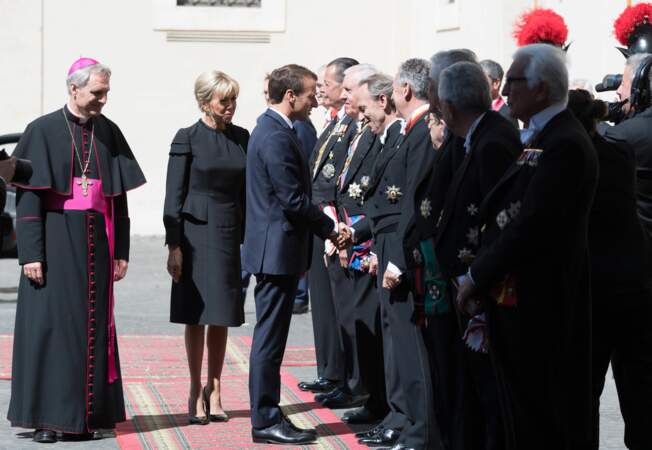 Emmanuel et Brigitte Macron, à leur arrivée au Vatican, le 26 juin