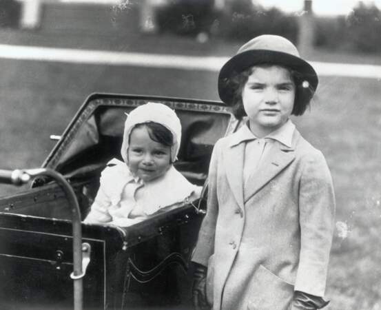 Jacqueline Bouvier à côté de sa soeur Caroline Lee Bouvier dans la poussette en 1934.