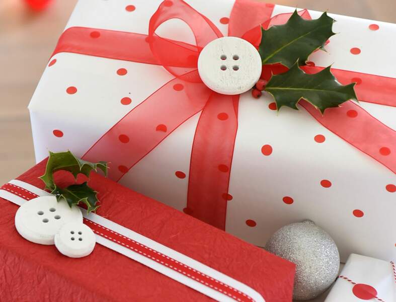 Une décoration de Noël tradi en rouge et blanc avec... Des paquets cadeaux rouges et blancs