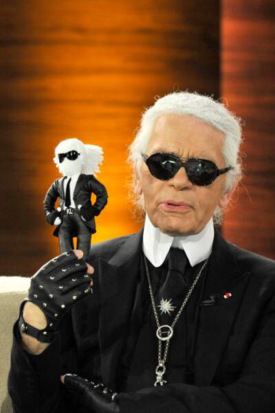  Karl Lagerfeld avec une poupée à son effigie sur le plateau d'une chaîne allemande en 2011.