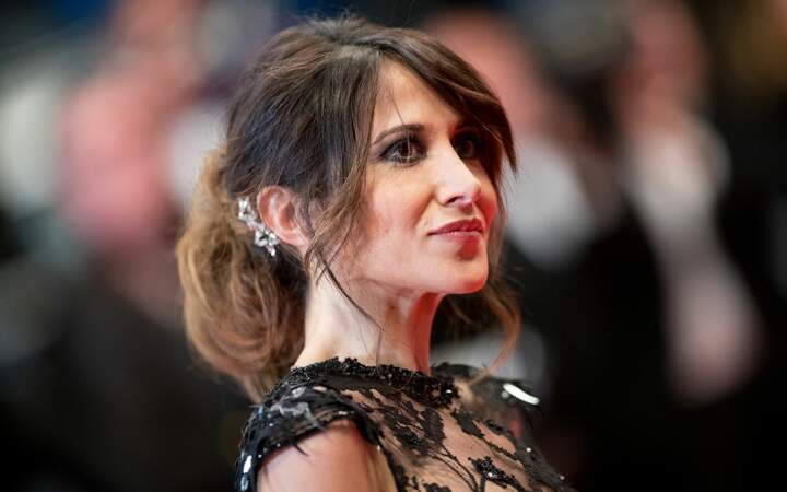 Fabienne Carat resplendissante en robe noire à dentelle et transparente au Festival de Cannes, le 16 mai 2019
