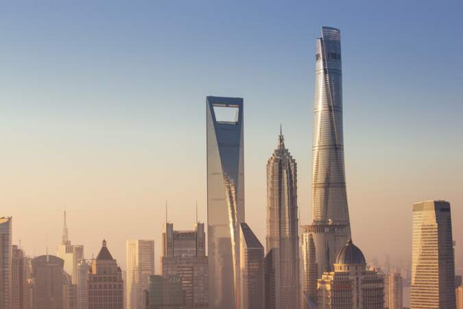 A droite, la Tour Shanghai, la 2e tour la plus haute du monde après la Burj Khalifa à Dubaï, atteint 632 m de haut