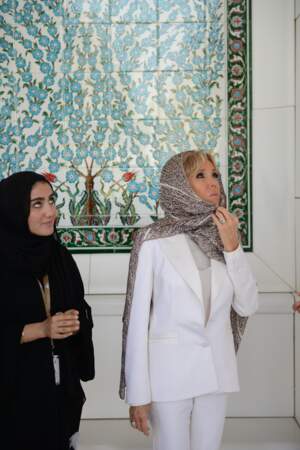 Brigitte Macron émerveillée dans la mosquée Cheikh Zayed