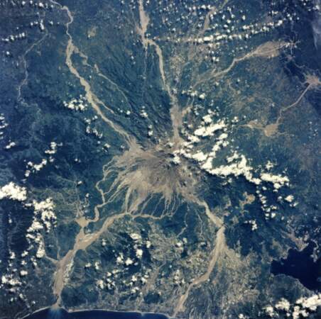Vue du volcan Pinatubo aux Philippines depuis la navette spatiale Atlantis (1992)
