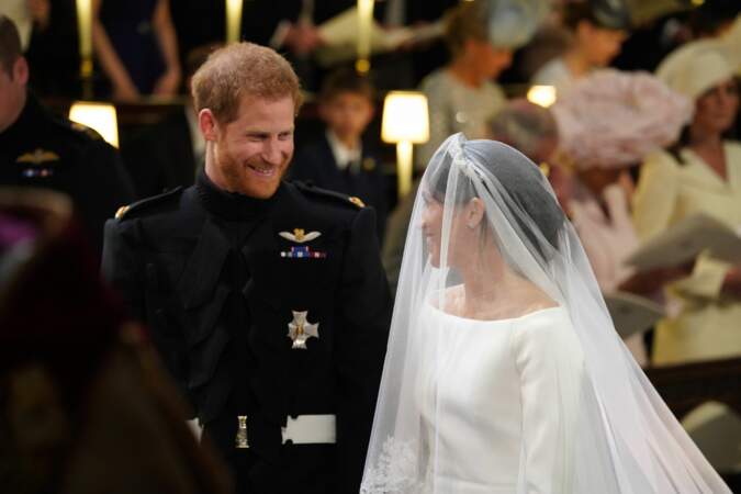 Le Prince Harry vient de découvrir sa femme, Meghan Markle, dans sa robe de mariée