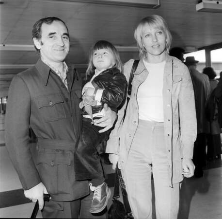 Charles Aznavour avec Ulla et leur fille Katia, 3 ans, en mai 1973 à Londres.