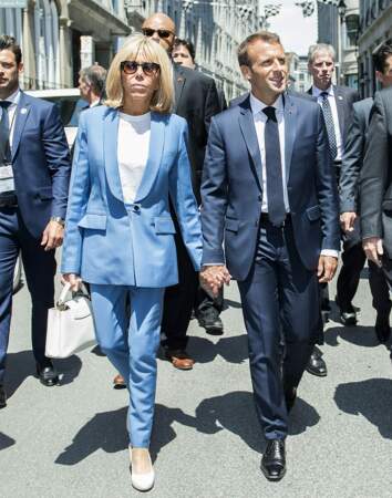 Brigitte Macron en tailleur pantalon bleu