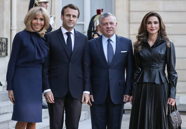 Brigitte Macron : la Première dame dans sa robe drapée bleu marine préférée de la marque Louis Vuitton