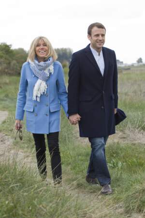 Brigitte Macron, même en manteau et écharpe elle reste chic