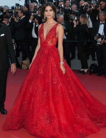 Sara Sampaio, la mannequin ose la robe rouge de princesse
