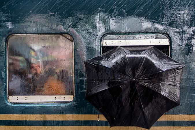Œil curieux et parapluie noir au Bangladesh