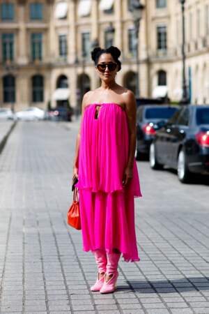 Street Style femme : la robe rose flashy