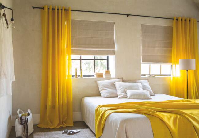 Une chambre couleur soleil