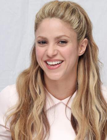 Shakira les cheveux ondulés