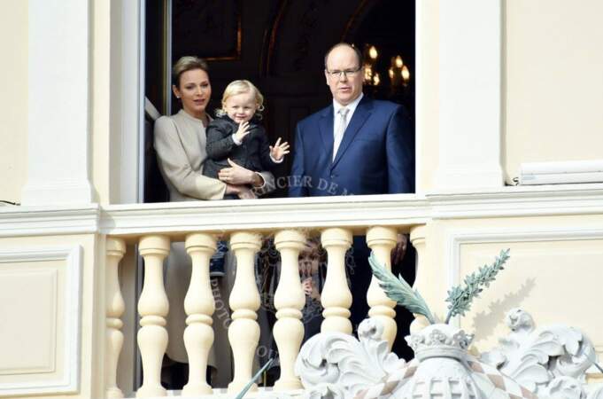 Ils ont ensuite fait une apparition sur le balcon du Palais accompagnés de leurs enfants