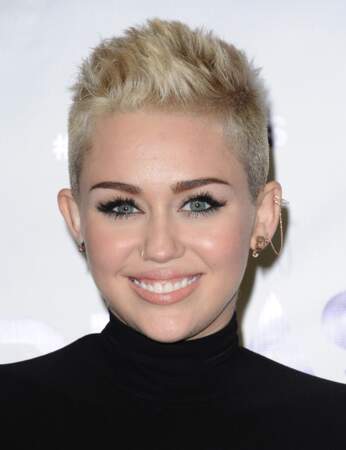 La coupe courte à la brosse de Miley Cyrus