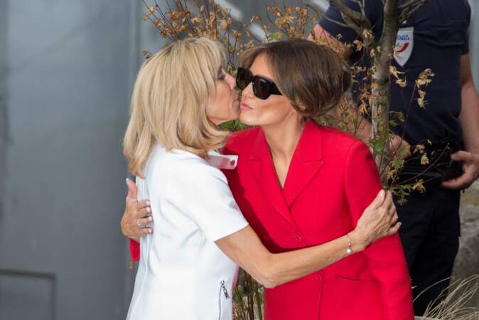 Brigitte Macron et Melania Trump échangent une bise