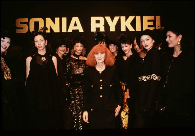 Sonia Rykiel pose avec ses mannequins en 1992