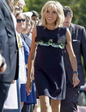 Brigitte Macron : petite robe bohème à volants