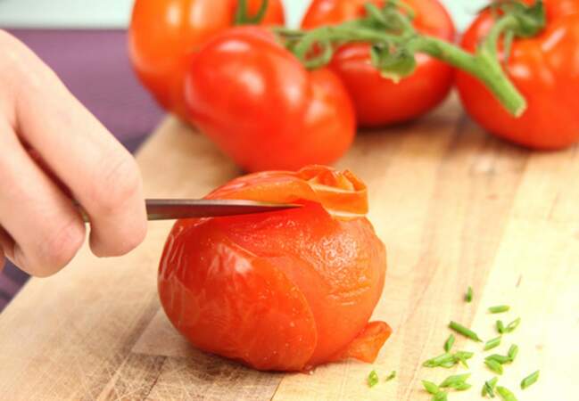 Pelez des tomates sans effort...