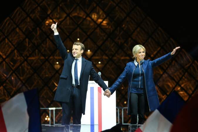 Emmanuel Macron, élu président, au côté de sa femme Brigitte Macron 