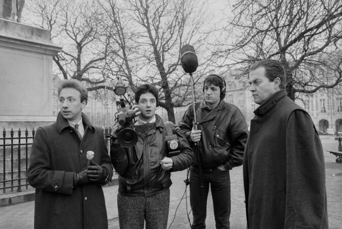Le Duc d'Orléans et Stéphane Bern lors d'une interview dans les rues de Paris le 4 février 1987