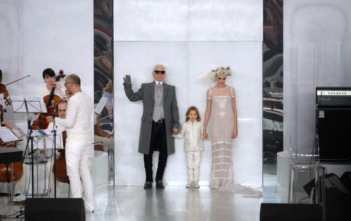 Hudson Kroenig, Karl Lagerfeld et Cara Delevingne lors du défilé Chanel en janvier 2014 à Paris