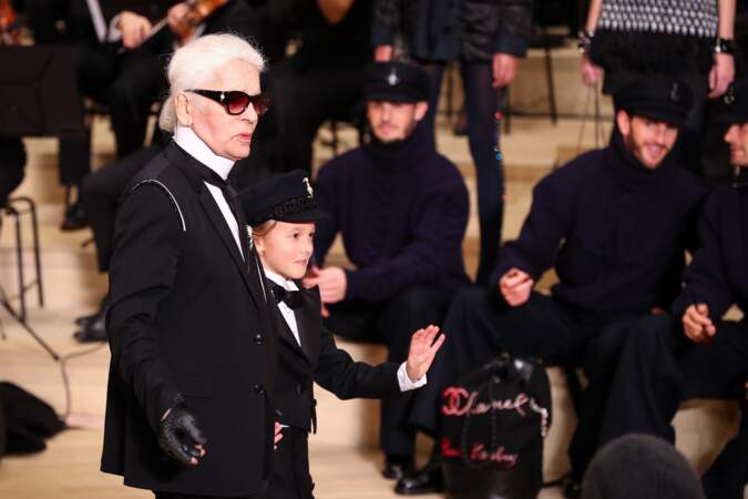 Hudson Kroenig et Karl Lagerfeld défilant pour la collection Chanel en décembre 2017 à Hambourg