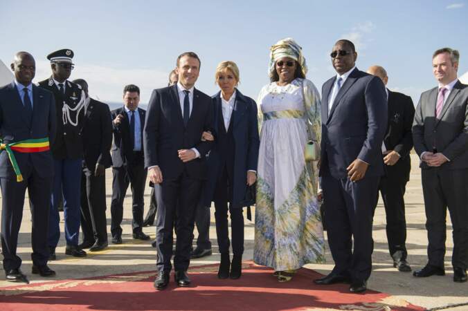 Bain de foule au Sénégal pour Emmanuel et Brigitte Macron
