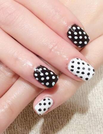 Ongles courts : pois noirs et blancs