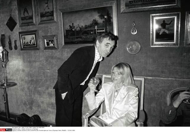 Charles Aznavour avec sa femme Ulla Thorsell, après sa première, à l'Olympia, le 15 avril 1980.