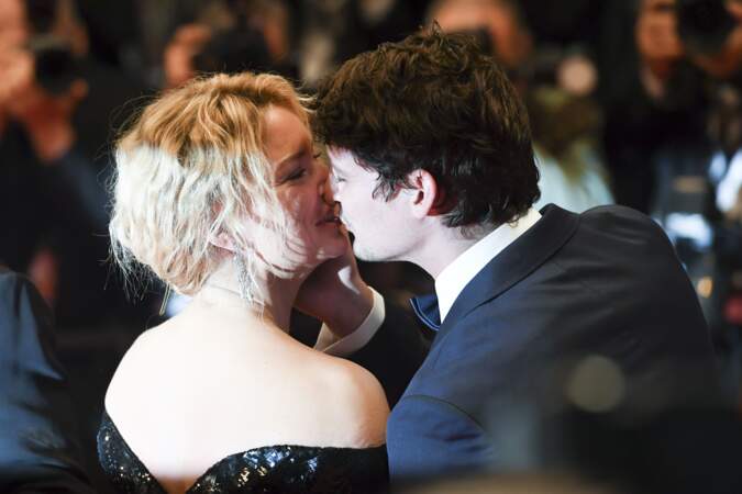 Virginie Efira et son compagnon Niels Schneider à la première de "Sibyl" à Cannes, le 24 mai 2019.