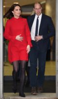 La Duchesse de Cambridge fait une entorse au protocole en robe courte à Manchester lors d'un sommet sur l'Enfance 
