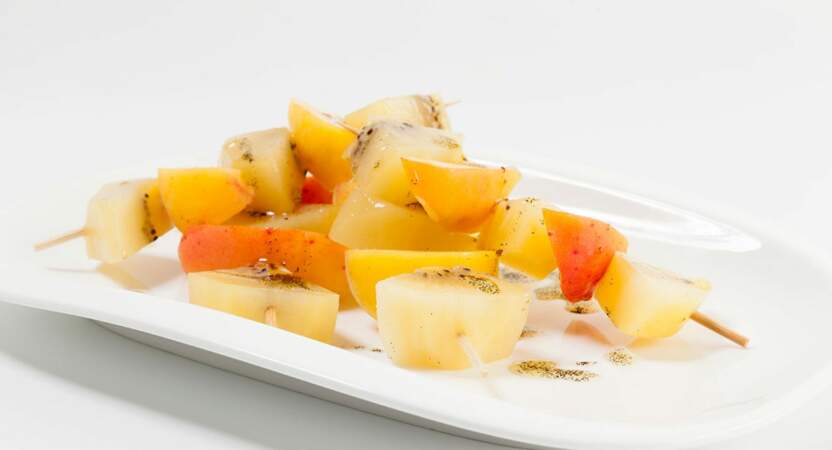 Brochettes de kiwi jaune, abricots à la vanille