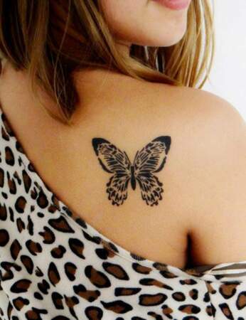 Tatouage papillon romantique 