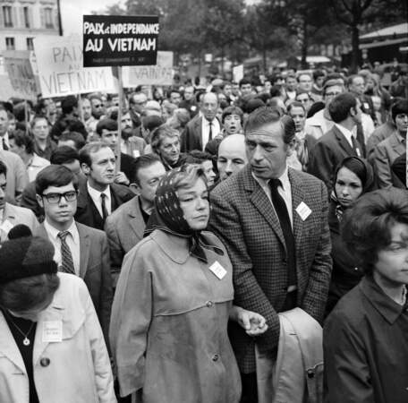Simone Signoret et Yves Montand lors d'une manifestation contre la guerre du Vietnam à Paris en 1967.