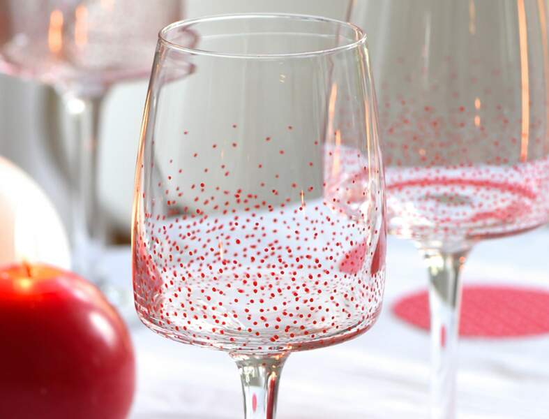 Une décoration de Noël tradi en rouge et blanc avec... Des verres pointillistes