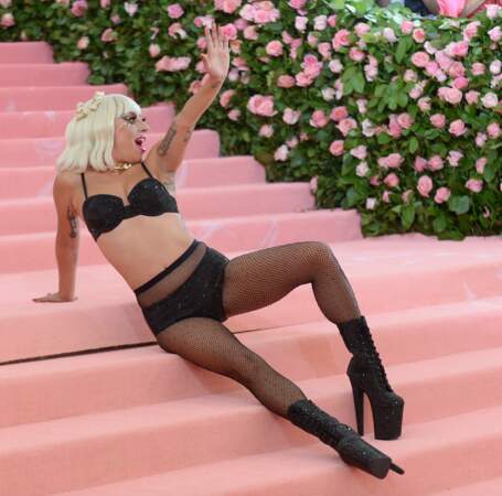 Lady Gaga fait strip-tease au MET Gala 2019