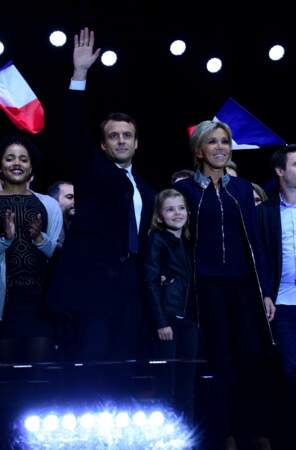 Emmanuel Macron, son épouse Brigitte et sa petite-fille. 