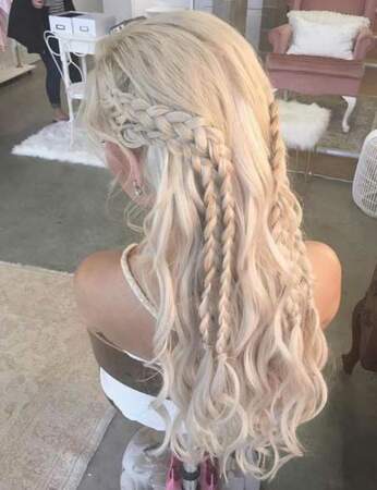 Transformez-vous en Daenerys avec cette coiffure entre tresses et boucles