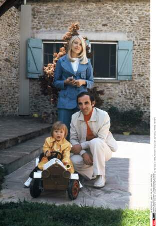 Charles Aznavour avec sa femme Ulla Thorsell et leur fille Katia, à Montfort-l'Amaury, dans les Yvelines, en juin 1971.