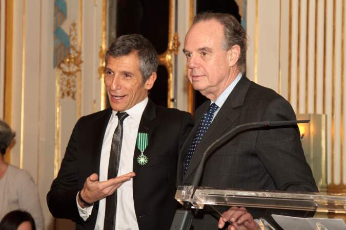 Nagui reçoit la médaille de l'Ordre des Arts et des Lettres des mains de Frédéric Mitterrand en 2011