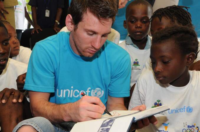 ...le footballeur Lionel Messi à Port-au-Prince (Haïti) 6 mois après le tremblement de terre en 2010...