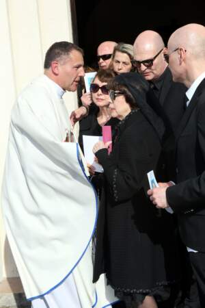 Mireille Mathieu à la sortie de l'église 